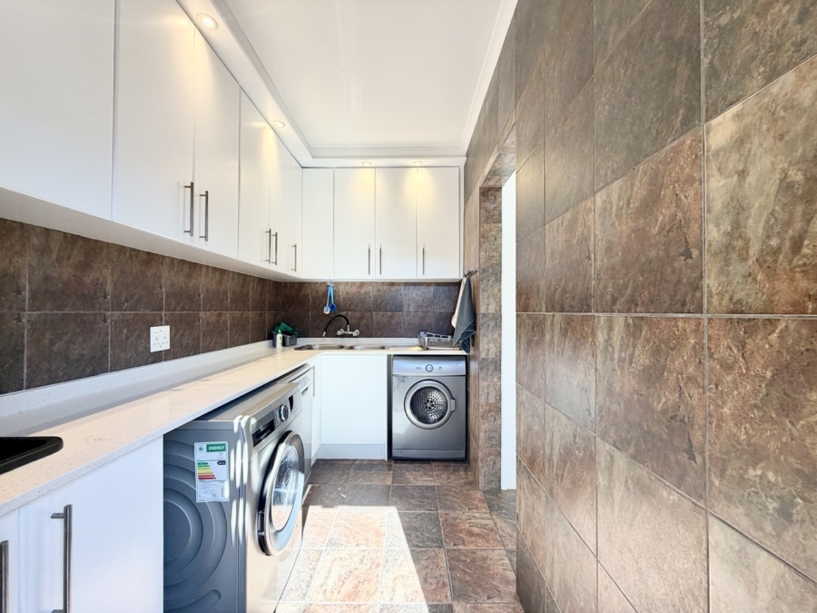 5 Bedroom Property for Sale in Flamingo Vlei Western Cape